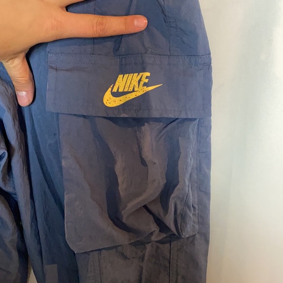 📚Nike Sportswear Icon Clash Women's Woven Pants - Picture 10 of 16